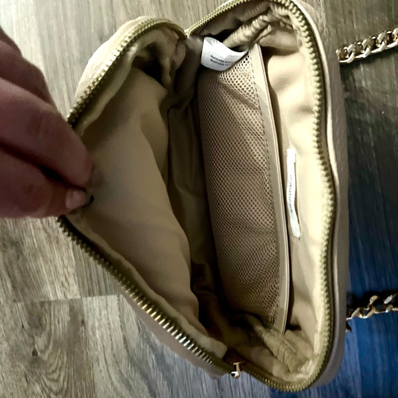 NWOT Maurices Cream Crossbody Bag with Gold Chain Strap - Picture 4 of 6